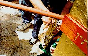 Trumat HaLishka -- placing coins from basket to safe deposit box